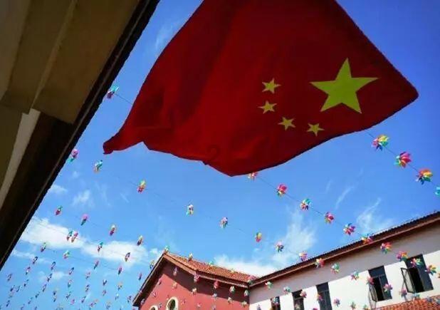 上升的五彩石